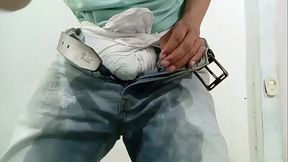 Pantalones orinados con dos deliciosos orgasmos lleno de placer y felicidad