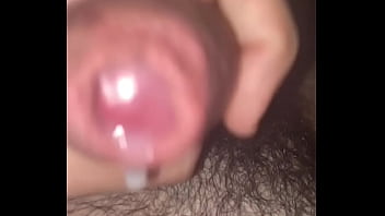 Escupiendo leche caliente