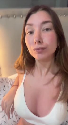 Teen onlyfan shows off her tits