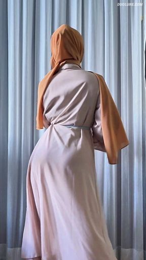 Twerking in my new hijab &amp; abaya set! 🧕🏻