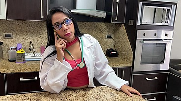 Mi Madrastra Doctora Hermosa se Equivoco de Pastilla y ahora Tiene que Ayudar con la Erección de su Hijastro