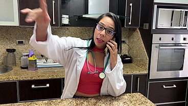 Mi Madrastra Doctora Hermosa se Equivoco de Pastilla y ahora Tiene que Ayudar con la Erección de su Hijastro