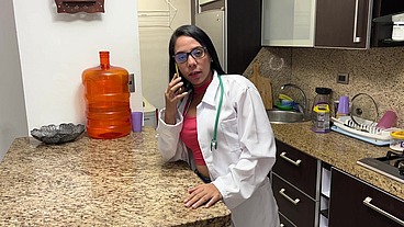 Mi Madrastra Doctora Hermosa se Equivoco de Pastilla y ahora Tiene que Ayudar con la Erección de su Hijastro