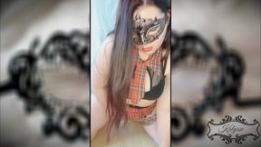 une etudiante se caresse et joue avec son gode