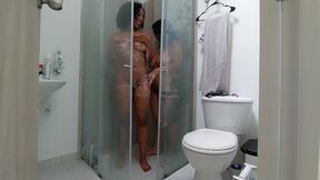 la novia de mi hermanastro acepta tener sexo en la ducha