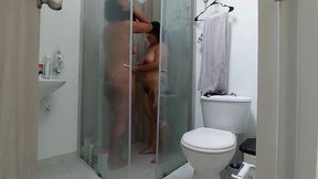 la novia de mi hermanastro acepta tener sexo en la ducha