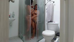 la novia de mi hermanastro acepta tener sexo en la ducha
