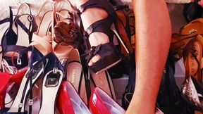 Feticismo Gambe lunghe indossano scarpe nere, gambe di una donna gigante