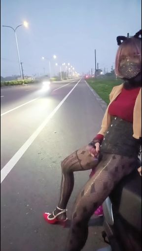 Slutty Kitten live on CAM4, following the audience's instructions until cumshot .5. (@05:21)