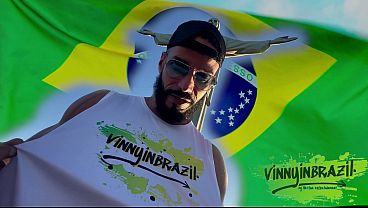 Morena da buceta cabeluda dando o cu gostoso e mamando o pau todo.