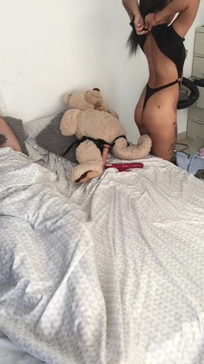 My girlfriend masturbates in front of me.