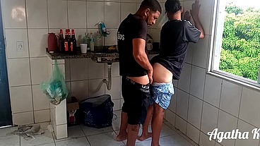 Sapatão não resiste a visita do amigo (Leo Ogro)