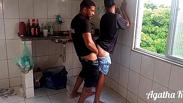 Sapatão não resiste a visita do amigo (Leo Ogro)