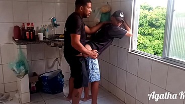 Sapatão não resiste a visita do amigo
