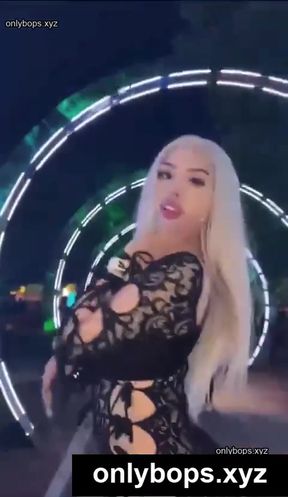 OnlyFans celebrity teen exposes her amateur side