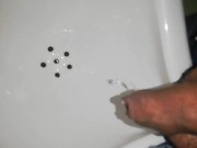 desesperado pissing, no alcanzo a llegar orino como puta en el lavamanos, primer plano, gay caliente
