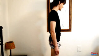 Forró nézőpont fiatal tini fiúkkal: kézimunka, maszturbáció, szopás nagy, vágatlan farkakon, mély anállal és arcra ürítéssel végződve