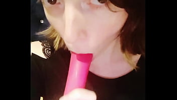 D&eacute_esse simule une fellation avec son god miamVideo de 4 minutes erotique Je...