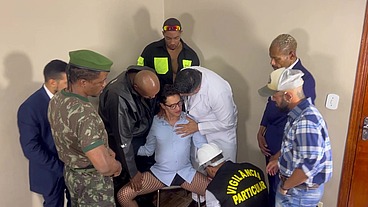 YURI GAÚCHO - PROFISSONAIS FODENDO O CLIENTE E GARANTINDO O BÔNUS DO MÊS - SEXO GAY PARÓDIA - SEXO INTERRACIAL BRASIL