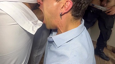 YURI GAÚCHO - PROFISSONAIS FODENDO O CLIENTE E GARANTINDO O BÔNUS DO MÊS - SEXO GAY PARÓDIA - SEXO INTERRACIAL BRASIL