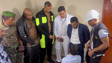 YURI GAÚCHO - PROFISSONAIS FODENDO O CLIENTE E GARANTINDO O BÔNUS DO MÊS - SEXO GAY PARÓDIA - SEXO INTERRACIAL BRASIL