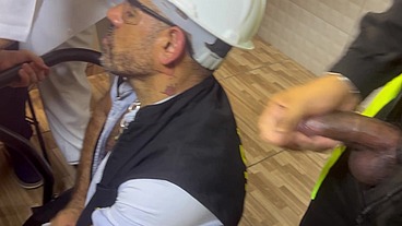 YURI GAÚCHO - PROFISSONAIS FODENDO O CLIENTE E GARANTINDO O BÔNUS DO MÊS - SEXO GAY PARÓDIA - SEXO INTERRACIAL BRASIL