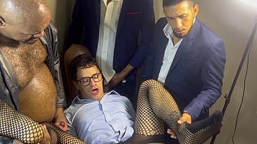 YURI GAÚCHO - PROFISSONAIS FODENDO O CLIENTE E GARANTINDO O BÔNUS DO MÊS - SEXO GAY PARÓDIA - SEXO INTERRACIAL BRASIL