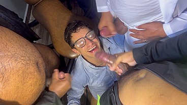 YURI GAÚCHO - PROFISSONAIS FODENDO O CLIENTE E GARANTINDO O BÔNUS DO MÊS - SEXO GAY PARÓDIA - SEXO INTERRACIAL BRASIL
