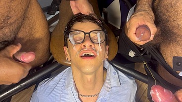 YURI GAÚCHO - PROFISSONAIS FODENDO O CLIENTE E GARANTINDO O BÔNUS DO MÊS - SEXO GAY PARÓDIA - SEXO INTERRACIAL BRASIL