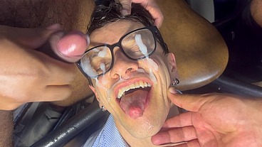 YURI GAÚCHO - PROFISSONAIS FODENDO O CLIENTE E GARANTINDO O BÔNUS DO MÊS - SEXO GAY PARÓDIA - SEXO INTERRACIAL BRASIL