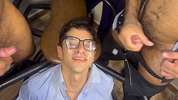 YURI GAÚCHO - PROFISSONAIS FODENDO O CLIENTE E GARANTINDO O BÔNUS DO MÊS - SEXO GAY PARÓDIA - SEXO INTERRACIAL BRASIL