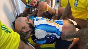 yuri gaucho - surucopa - gangbang no ritmo da copa - jogadores dotados entrando com bola e tudo!