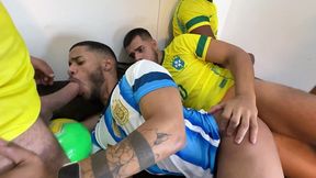 yuri gaucho - surucopa - gangbang no ritmo da copa - jogadores dotados entrando com bola e tudo!