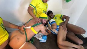 yuri gaucho - surucopa - gangbang no ritmo da copa - jogadores dotados entrando com bola e tudo!