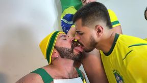 yuri gaucho - surucopa - gangbang no ritmo da copa - jogadores dotados entrando com bola e tudo!