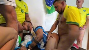 yuri gaucho - surucopa - gangbang no ritmo da copa - jogadores dotados entrando com bola e tudo!