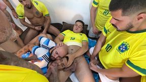 yuri gaucho - surucopa - gangbang no ritmo da copa - jogadores dotados entrando com bola e tudo!