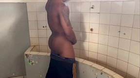 Fui no banheiro me masturbar e gozei muito chupando um pau bab&atilde_o