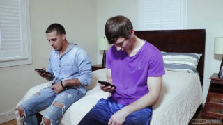 Những anh chàng lực lưỡng đâm mạnh vào mông căng tròn không dùng bao cao su và xuất tinh dữ dội.