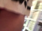 giovane studentessa italiana piscia nella sua casa