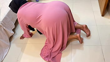Egyptian Big Ass &amp_ Pussy Hot Stepmom Stuck Under Bed Then She Want Hardcore Fuck From Son&#039_s Friend