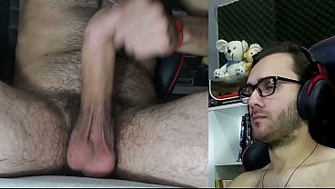 Miren esa cara de placer! Gay Argentino masturbandose y eyaculando gran carga