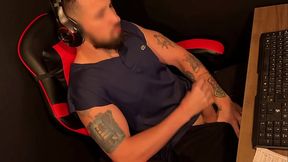 Handjob CUMMING hard on the gamer chair - filmed from above in secret
