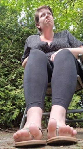 What do you want to see more? The soles of my feet or the soles of my slippers?🤔