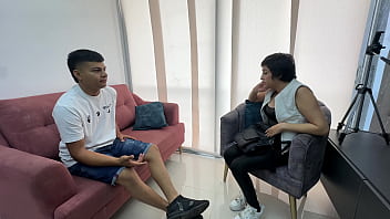 Rica culona india viene a hacer un casting y me muestra sus ricos y sensuales movimientos, me encanta su delicioso y apretado co&ntilde_o asi que la contrato para poder follarla duro con mi enorme pene.