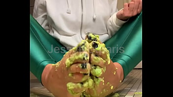 Viens me Cleaner les pieds Je bouge et frotte mes pieds comme personne ...