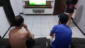 meu marido me perdeu na aposta e eu tive que ficar com o amigo dele na frente dele