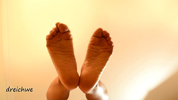 Pisando estúpidos con mis pies