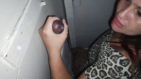 ruiva casada entra no gloryholi na casa de swing e chupa pica ate levar gozada na cara