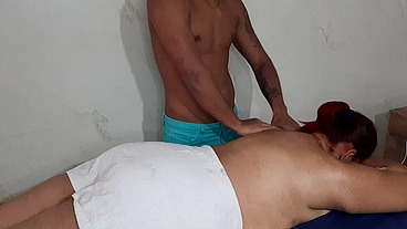 Un buen masaje de tetas para una hermosa madura